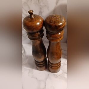 Elegant Wooden Salt and Pepper Grinder Set